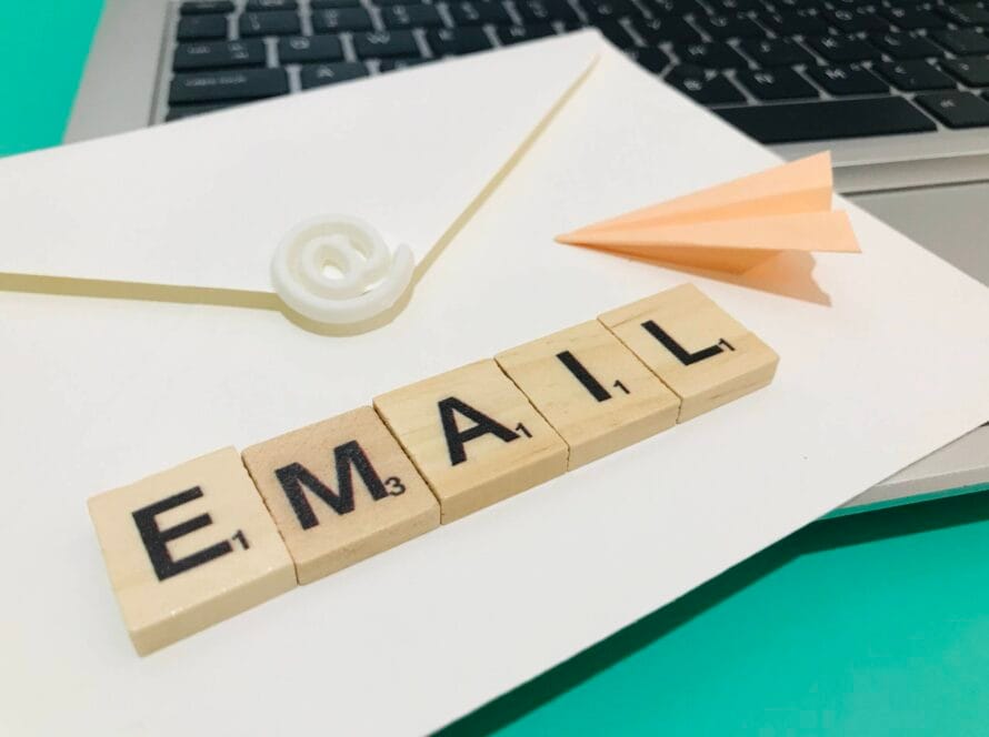 Enveloppe, avion en papier et lettres formant le mot email sur un ordinateur portable