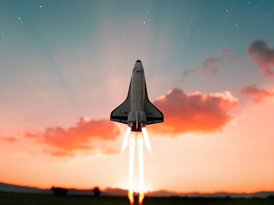 Fusée décollant dans le ciel étoilé au coucher du soleil, représentant la montée en puissance d’une offre