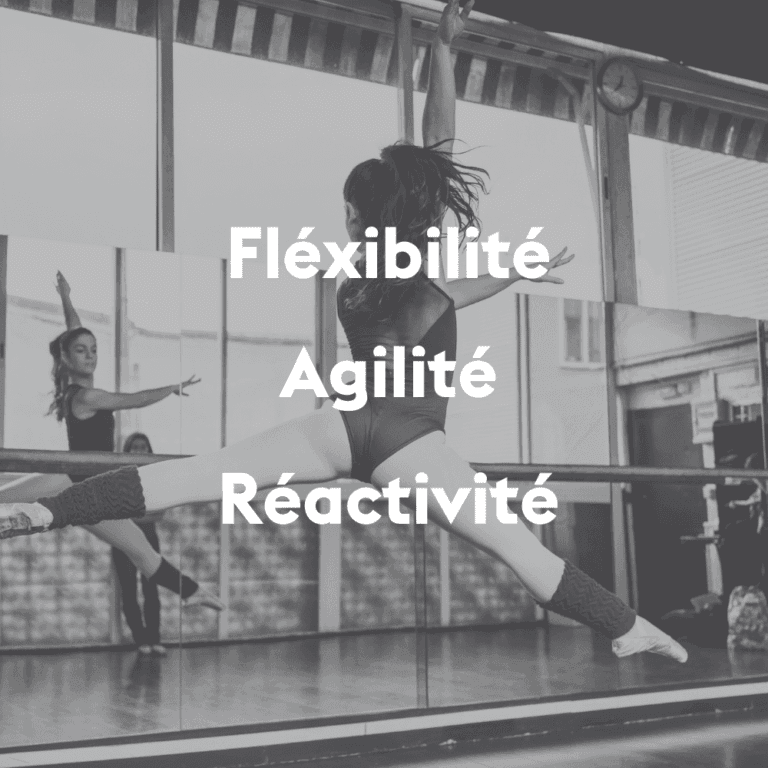 Danseuse effectuant un grand écart dans un studio, mots “Flexibilité, Agilité, Réactivité”