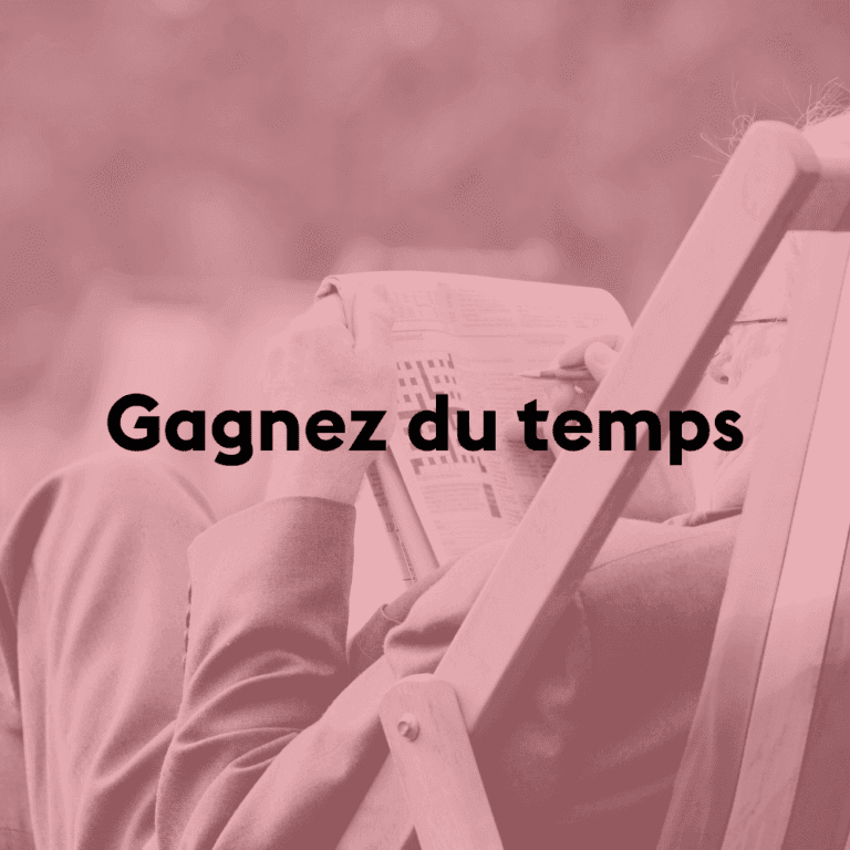 Homme assis dans un transat lisant un journal, texte “Gagnez du temps”