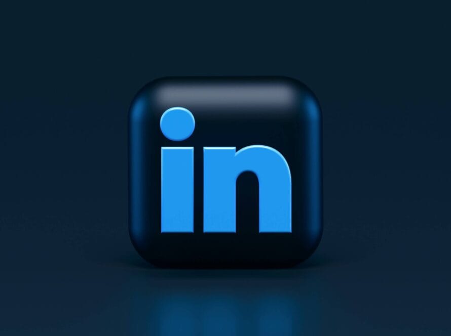 Logo LinkedIn 3D bleu sur fond bleu nuit