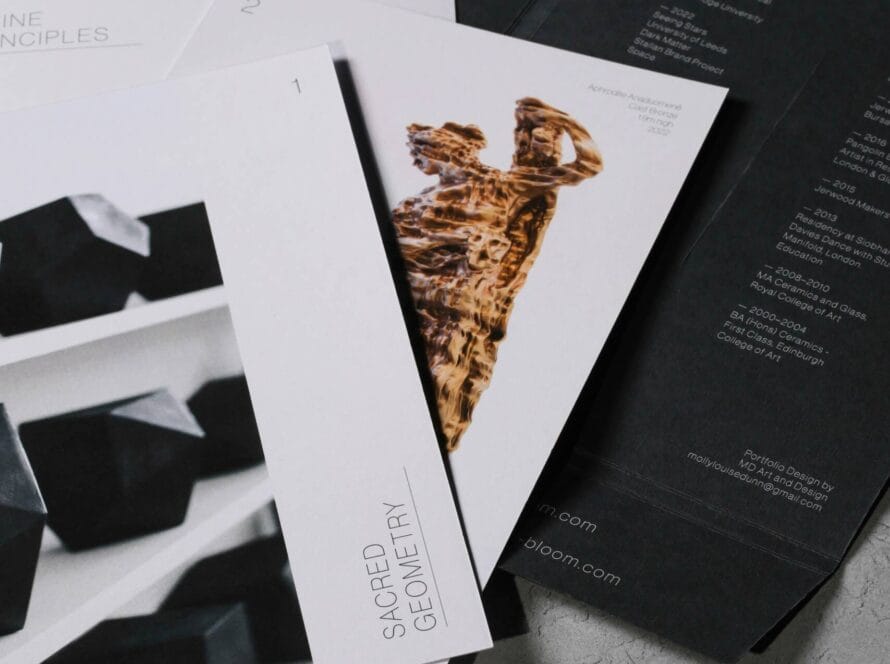 Documents de présentation B2B posés sur une table, exemples de plaquettes professionnelles