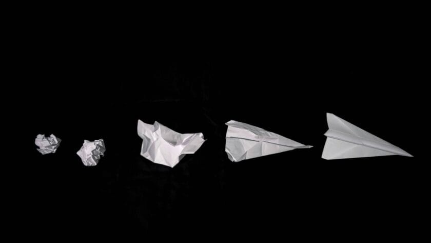 Séquence de feuilles de papier froissées devenant un avion en papier, symbolisant le repositionnement stratégique