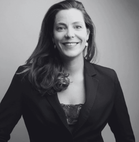 Portrait professionnel de Noémie Boschetti consultante marketing Noémie boschetti, consultante marketing en veste noire, bras croisés, sur fond neutre
